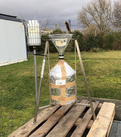 Aperçu des jauges de dépôt utilisées pour les campagnes de l’Observatoire. À gauche : une jauge Bergerhoff pour collecter les métaux. À droite : une jauge Owen pour collecter les dioxines. - Source : Atmo Normandie
