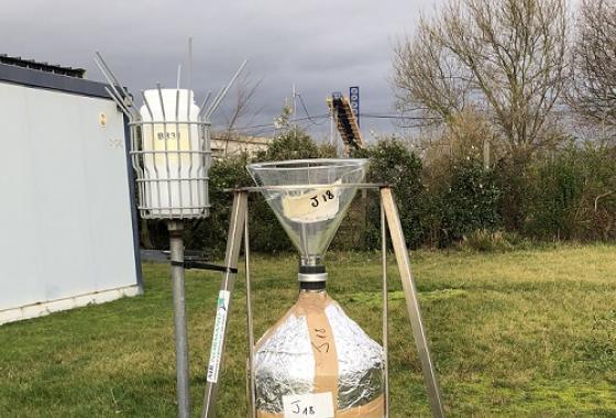 Aperçu des jauges de dépôt utilisées pour les campagnes de l’Observatoire. À gauche : une jauge Bergerhoff pour collecter les métaux. À droite : une jauge Owen pour collecter les dioxines. - Source : Atmo Normandie