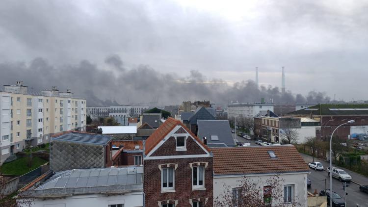 Fumees dans le ciel du Havre le 19 décembre 2025 matin (crédit photo : Atmo Normandie)
