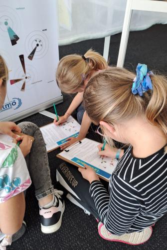 L'Exposition, Les Odeurs capitales : visite avec des scolaires (crédit-photo : Atmo Normandie)