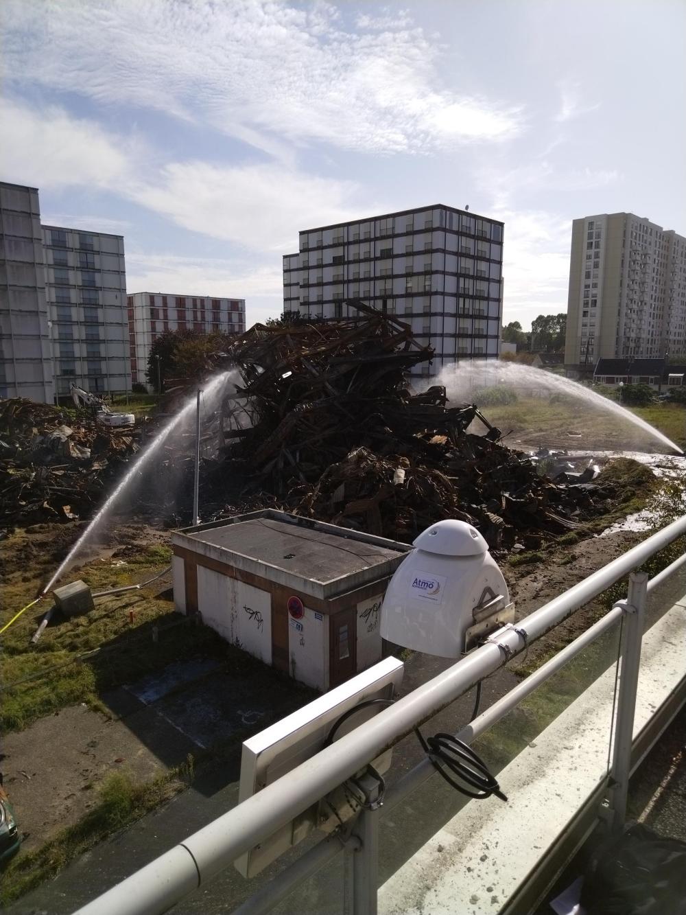 Micro capteur de particules placé en proximité de la zone incendiée quartier Saint-Julien à Rouen