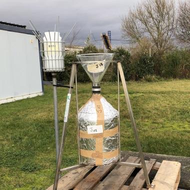 Aperçu des jauges de dépôt utilisées pour les campagnes de l’Observatoire. À gauche : une jauge Bergerhoff pour collecter les métaux. À droite : une jauge Owen pour collecter les dioxines. - Source : Atmo Normandie